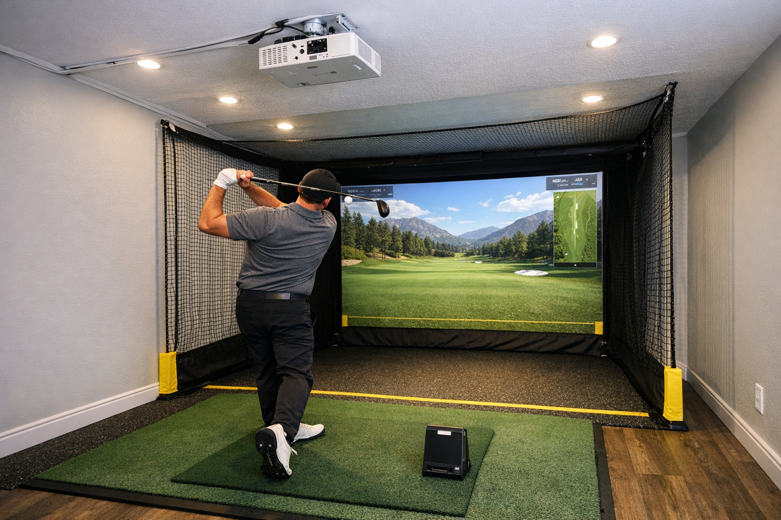Indoor golf simulator installatie in kleine ruimte